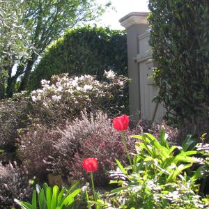 Eingangsbereich zum Garten mit blühenenden Blumen des Ferienhauses in Beg Meil